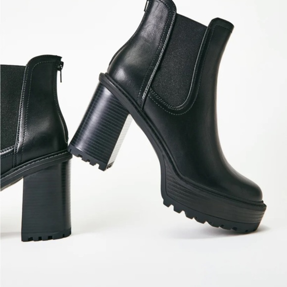 Kinley Chelsea Ankle Boot - Picture 4 of 13
